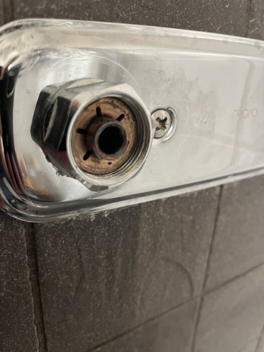 Närbild av vägganslutning för en kran med M26-gänga och en hålighet där en adapter eller packning kan appliceras.