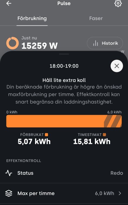 Skärmbild av energiförbrukningsapp som visar aktuell förbrukning 15259 W och varnar för att effektkontroll snart begränsar laddning.
