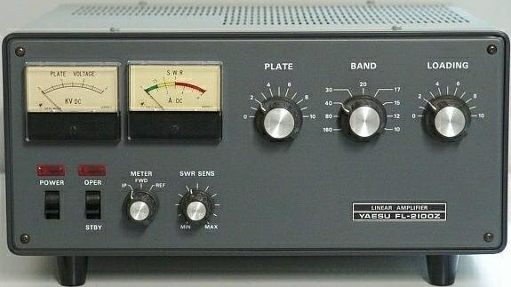 Lineär förstärkare Yaesu FL-2100Z med reglage och mätare för spänning och ström, används för att öka uteffekt i radiosändningar.