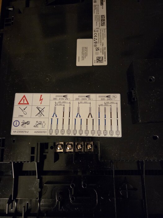 Kabelkopplingsschema och anslutningar på baksidan av en Ikea spishäll, visar märkningar för olika elanslutningar och skruvterminaler.