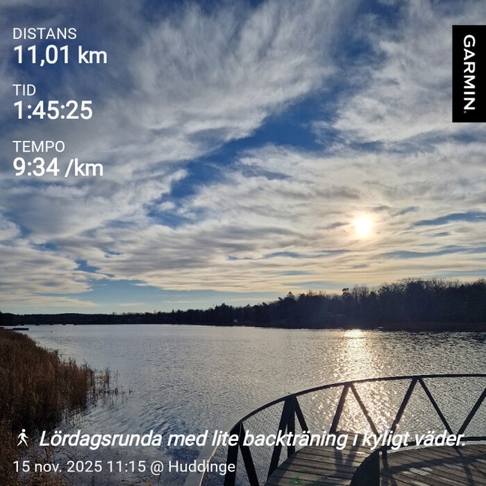 Solig himmel över sjö med brygga, löprunda registrerad av Garmin, distans 11,01 km, tid 1:45:25, tempo 9:34/km, Huddinge, 15 nov.