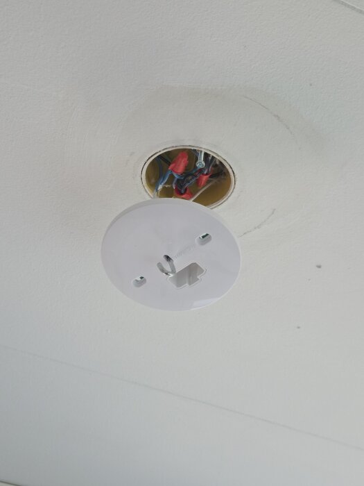 DCL-lamputtag installerat i taket med synliga färgade kablar i ett äldre hus under inomhusrenovering.