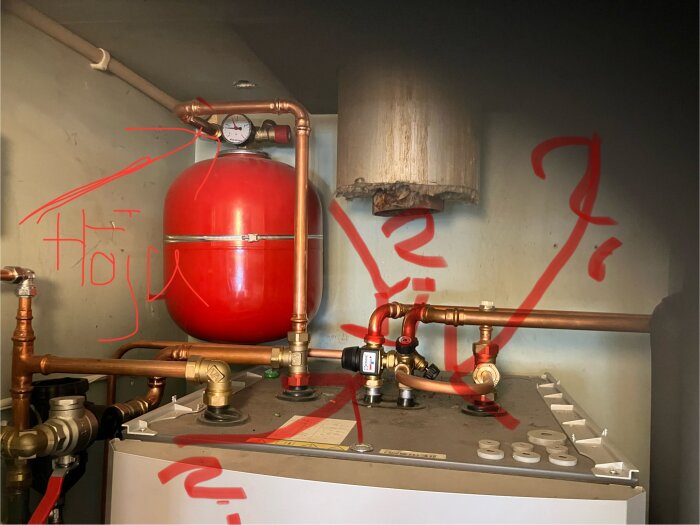 Bergvärmepump med rör och ventiler. Röd expansionsbehållare visas, med tecknade pilar och text som frågar om tryckvred för Thermia Atlas 12.