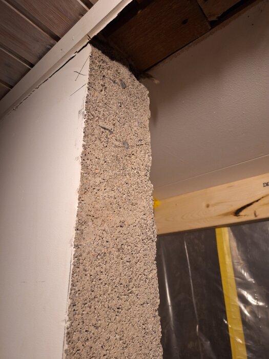 Ny dörröppning med synlig betong, eventuellt lättbetong, i ett renoveringsprojekt.