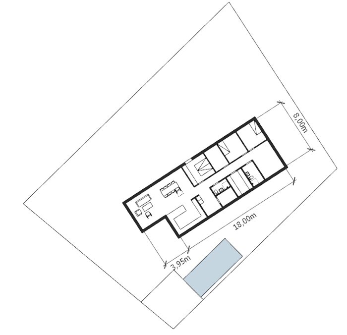 Planskiss av ett rektangulärt hus med förändrad placering på tomt, korridor förkortad, bredare allrum och vinkel mot köket för avskärmning.