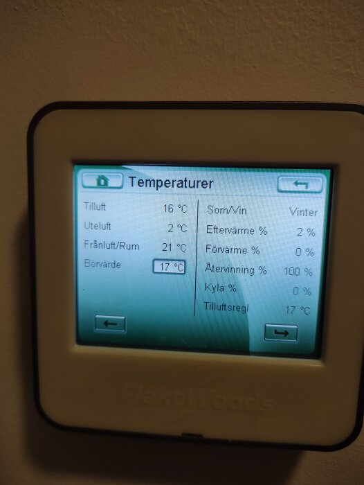 Fläkt Woods RDAF Mini kontrollpanel visar temperaturer och inställningar för ventilation och eftervärme.