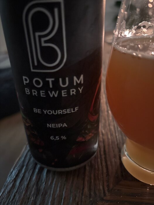Bryggdets burk och ett glas med NEIPA-öl från Potum Brewery, etiketten "BE YOURSELF" synlig, öl procent 6,5 %.