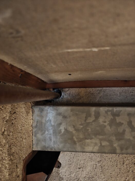 Avloppsrör genom taket i en bastu, isolerade med PU-skum.