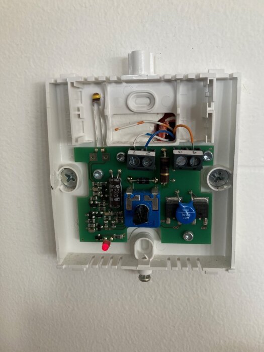 Termostatens kretskort med trådanslutningar till vägg, del av vattenburen golvvärmesystem från 2015.
