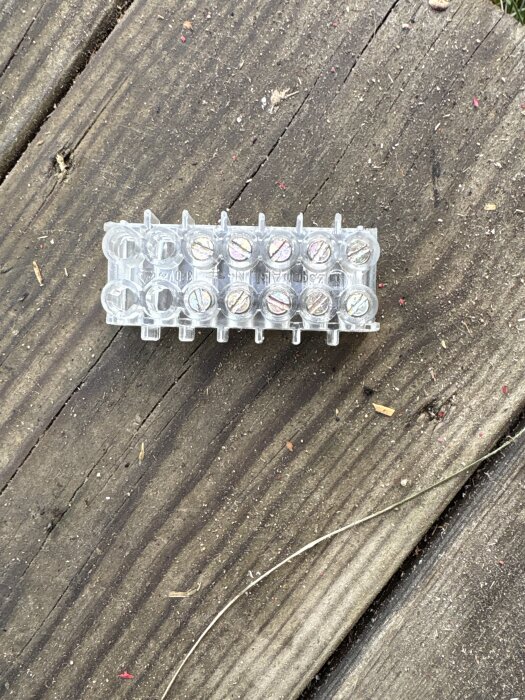 Transparent kopplingsplint på träunderlag.