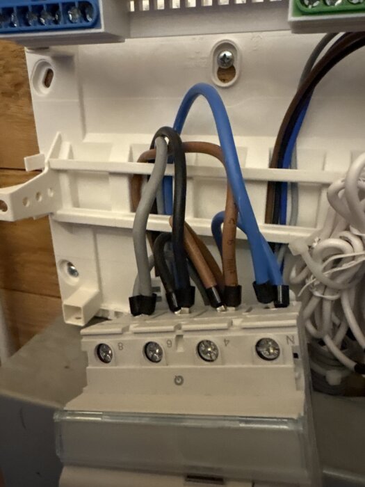 Elektrisk kopplingsbox med fyra anslutna kablar i olika färger.