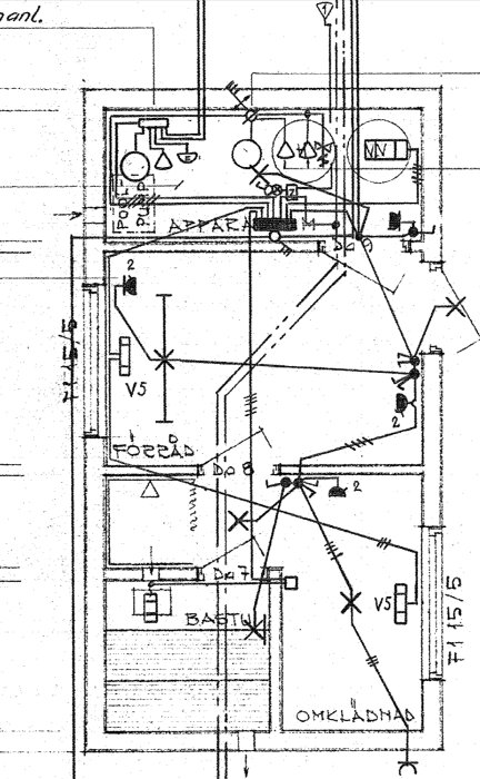 Elritning av ett rum med flera symboler och linjer, inklusive en femstreckig linje som nämns i texten som går till ett aggregat.
