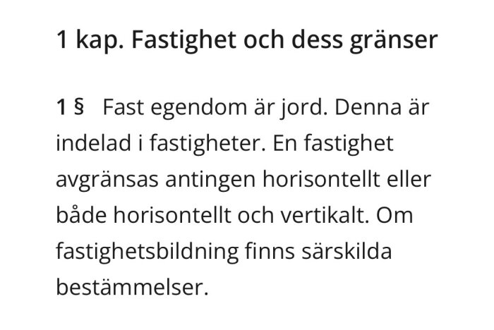Juridisk text ur Jordabalken kapitel 1, paragraf 1, om fast egendom som mark, med fastighetsindelning och avgränsningar.