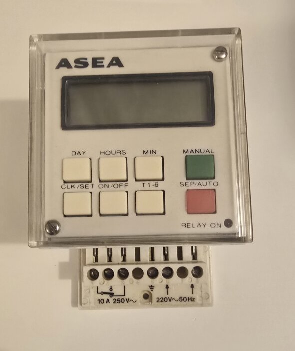 Kopplingsur från ASEA med knappar för dag, timmar, minuter och manuellt läge, samt tydlig display, cirka 45 år gammalt.