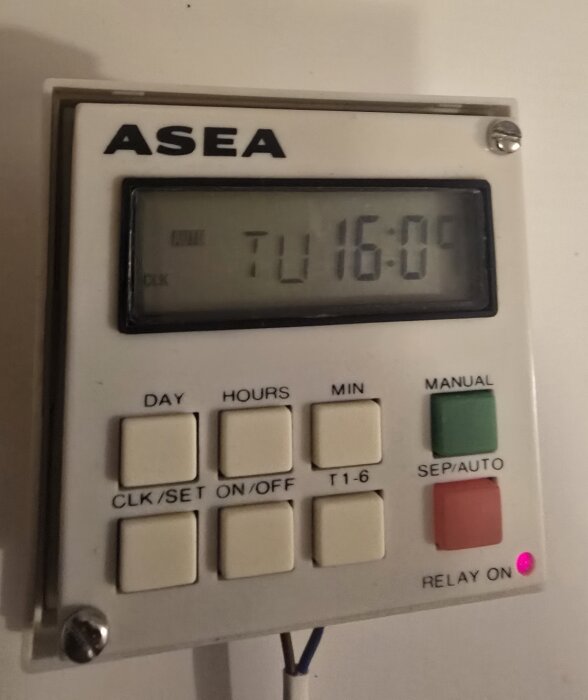 Gammalt digitalt kopplingsur från ASEA med tydliga knappar och display, tillverkat för spänning före ändringen till 230 VAC, cirka 45 år gammalt.