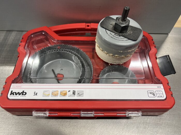 Hålsågsats i röd förpackning från KWB, innehållande fem hålsågar, enligt inlägg är kvaliteten låg och lämplig för återvinning efter användning.