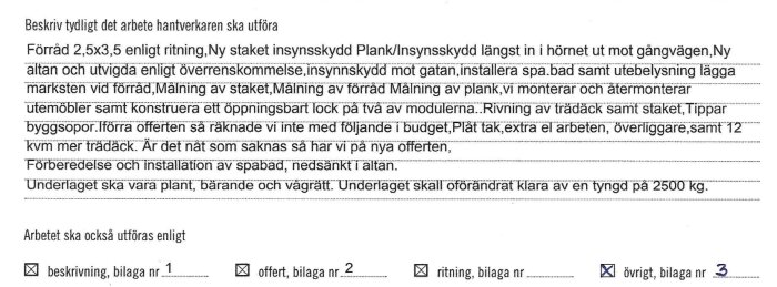 Textdokument med beskrivning av arbetet för byggprojekt inklusive förråd, altan, spa-bad, och staket enligt offertet och ritning.