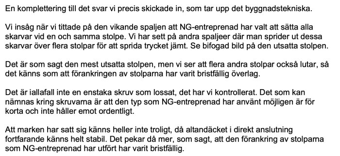 Bild av ett lutande staketstolpe med dåligt förankrade skruvar, vilket orsakar instabilitet enligt byggnadsrapporten i texten.