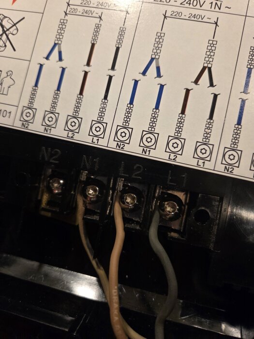 Elektrisk kopplingsschema och anslutna ledningar i en apparatlåda, visar tydliga instruktioner för installation.