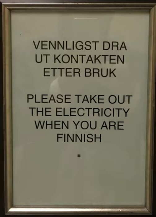 Skylt med texten "Vennligst dra ut kontakten etter bruk" och "Please take out the electricity when you are Finnish" med fel översättning.