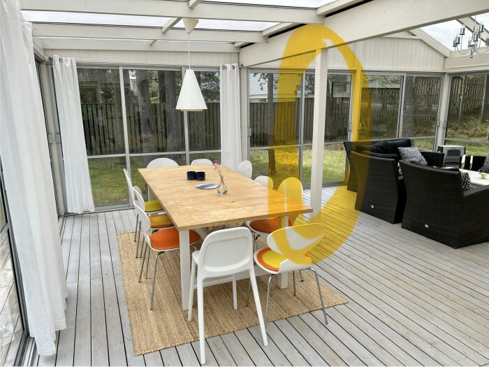 Uterum med matbord, stolar och en pelare markerad i gult i mitten av rummet.