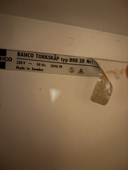 Etikett på Bahco torkskåp typ BRB 20 med specifikationer: 220 V, 50 Hz, 2090 W, Made in Sweden.