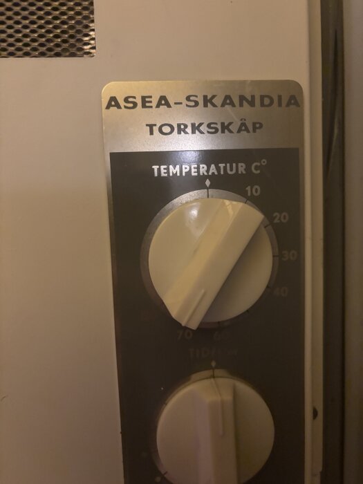 Asea-Skandia torkskåp från 70-talet med inställningsvred för temperatur och tid.