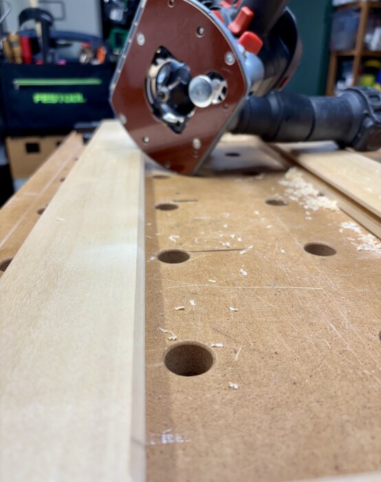 Handöverfräs med facetillsats skapar 45-graders kant på trästycke.