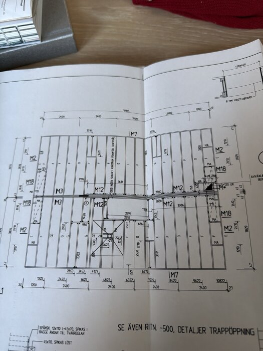 Ritning som visar botten- och mellanplan samt bjälklag med markeringar och mått, används för att undersöka bärande delar.