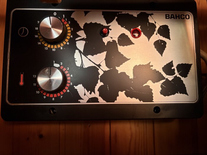 Kontrollpanel med vridknappar, temperaturindikator och bladmotiv; varumärke Bahco.
