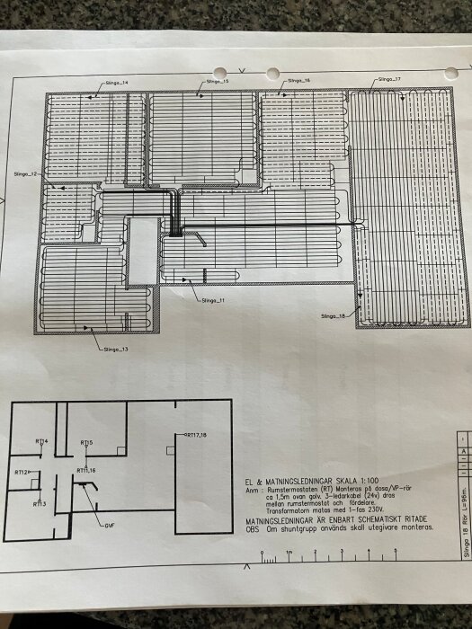 Ritning av golvvärmesystem med markeringar för olika slingor och rumstemperaturgivare. Slinga 15 är specificerad som stängd.
