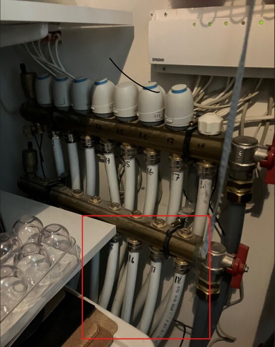 VVS-manifold för golvvärme med flera rör och ventiler, nummer 15 är stängd.