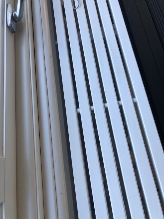 Glipa mellan väggen och en vit fönsterbräda syns bredvid ett element, vilket illustrerar problemet i inlägget.