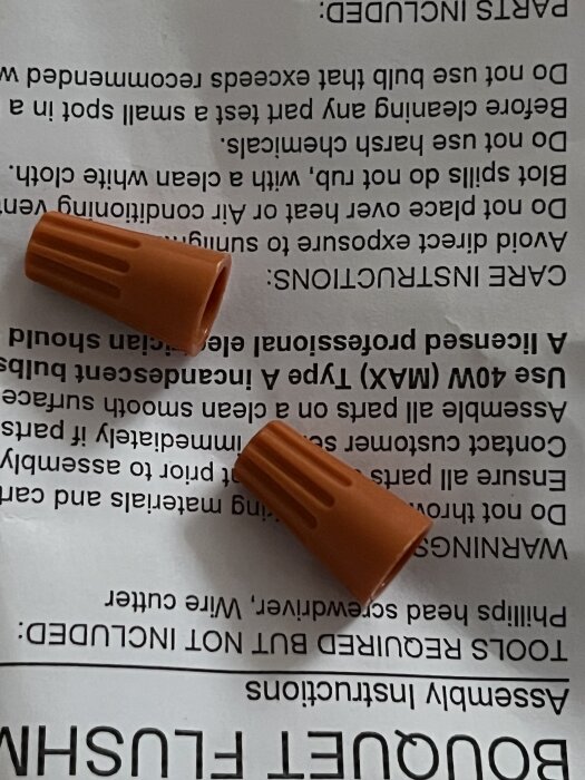 Bruna skruvplintar på instruktionstext.