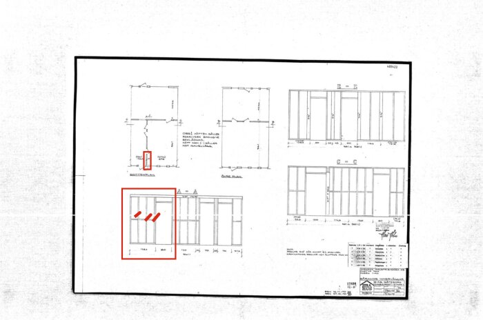 Planlösning av radhus från 1971 med rödmarkerade reglar som planeras tas bort för öppning mellan kök och hall på bottenvåningen.