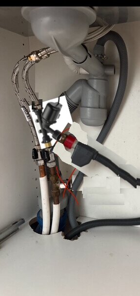 CAD-ritning av rörsystem under ett handfat med kopplingar mellan ballofix och anslutningsslang, samt märkningar av knycklan.