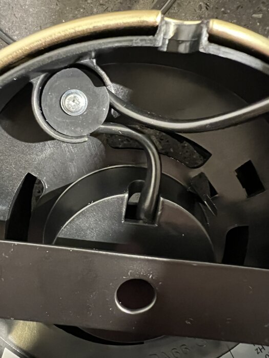 Inre del av lampan med insvetsad koppling och fast monterad kabel i plast, vilket gör det svårt att byta kabel utan att klippa och använda wago-kopplingar.