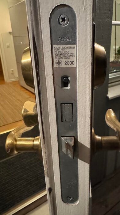 ASSA 2000 dörrlås från 1999 med vred och nyckelhål på insidan av en dörr.