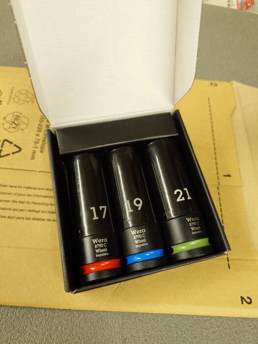 Svart box med tre Wera krafthylsor, storlekar 17mm, 19mm, och 21mm, på en kartong.