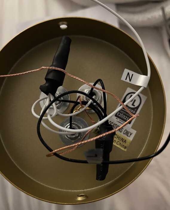 Elektrisk kopplingsbox med kablar och märklappar.