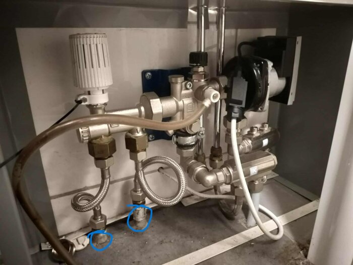 Golvvärmesystem med rör och ventiler, två flex-slangar markerade med blått, diskuterar möjliga luftfällor och behovet av byte.