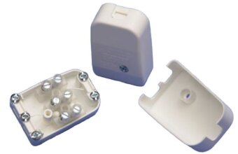 Vit stickpropp för elektriska anslutningar, med skruvanslutningar synliga, uppdelad i två delar för montering.