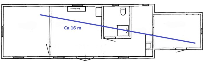 Schematisk planlösning av hus med ca 16 m blå linje för föreslaget isolerat spirorör genom takvinden för bättre värmefördelning från värmepump.