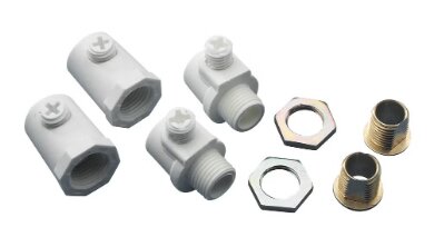 Vita plastnipplar, muttrar och förkopprade gängade insatser.