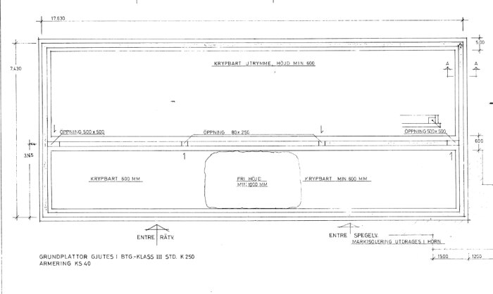 Ritning över krypgrund med mått och information om öppningar och höjd, inklusive specifikationer för betong och armering.