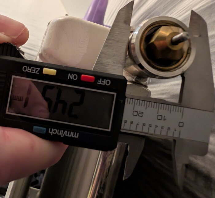 Digitalt skjutmått som mäter diametern på en ventilring, visar 24,51 mm på displayen.