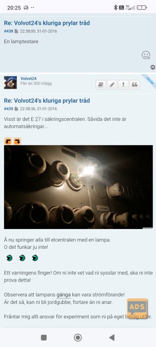 Säkringscentral med en glödlampa monterad i en av uttagen, omgiven av porslinshållare. Märkskylt med texten 'Värme' syns nära lampan.