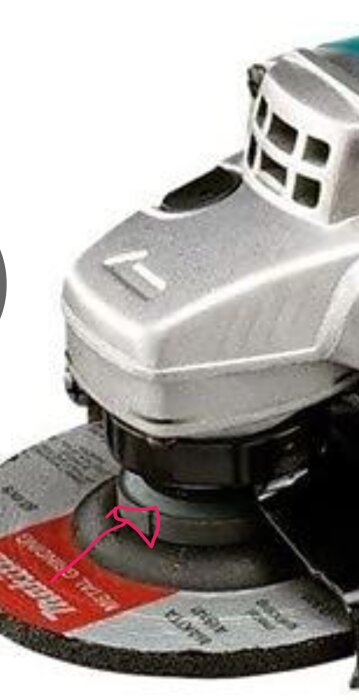 Närbild på en Makita vinkelslip med en röd märkning på slipkivan och en rosa pil som pekar mot låsmuttern.