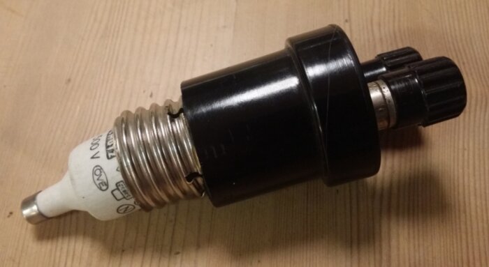 Adapter för strömmätning i central, liggande på träbord.