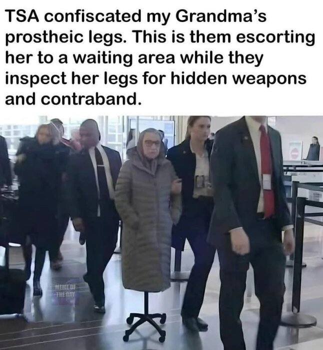 Äldre kvinna i rullstolsställning eskorteras av säkerhetspersonal på flygplats, humoristisk bildtext om TSA och proteser syns ovan.